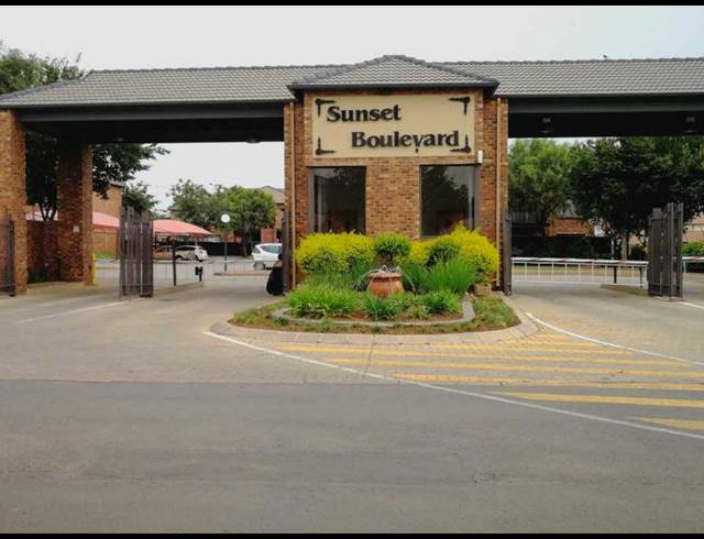 2 BEDROOM TOWNHOUSE FOR SALE IN SONNEVELD